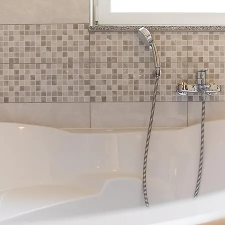 Апартаменты House Zrile With Garden And Jacuzzi