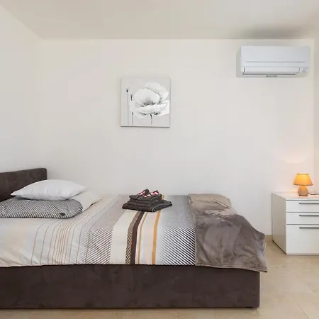 Apartman House Zrile With Garden And Jacuzzi