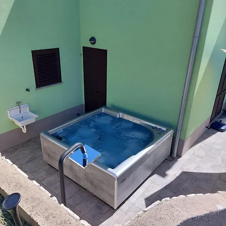 House Zrile With Garden And Jacuzzi Baška