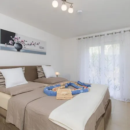 House Zrile With Garden And Jacuzzi Апартаменты