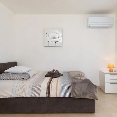 Апартаменты House Zrile With Garden And Jacuzzi Башка