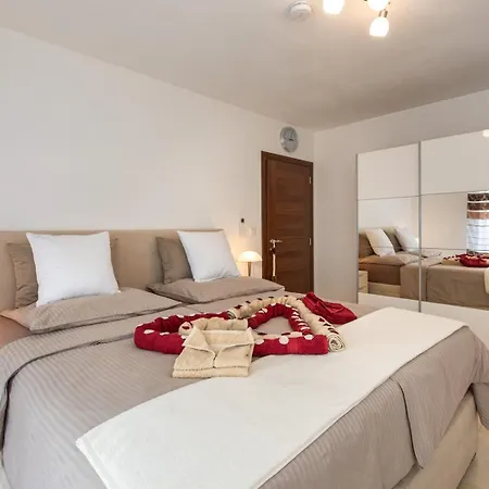 Апартаменты House Zrile With Garden And Jacuzzi *
