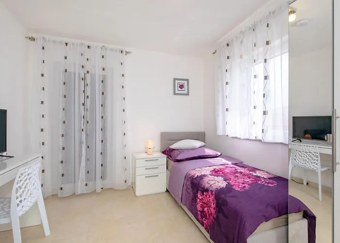 House Zrile With Garden And Jacuzzi *