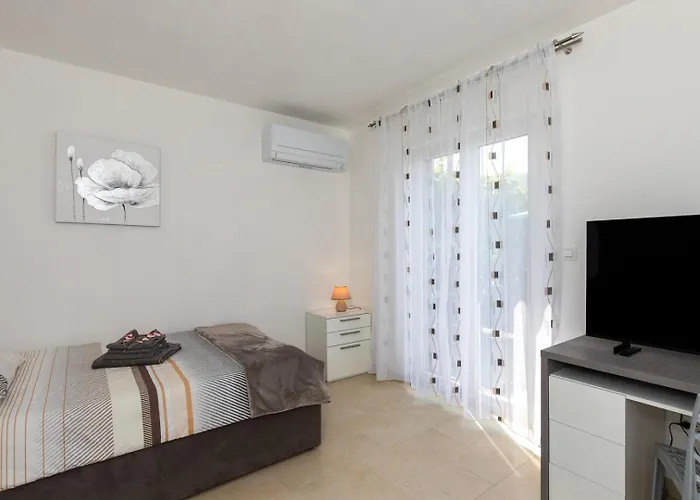 House Zrile With Garden And Jacuzzi Baška