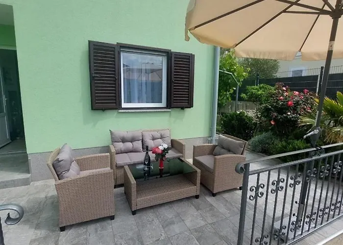 House Zrile With Garden And Jacuzzi Baška