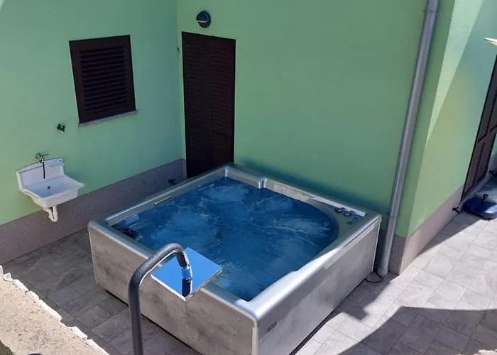 House Zrile With Garden And Jacuzzi
