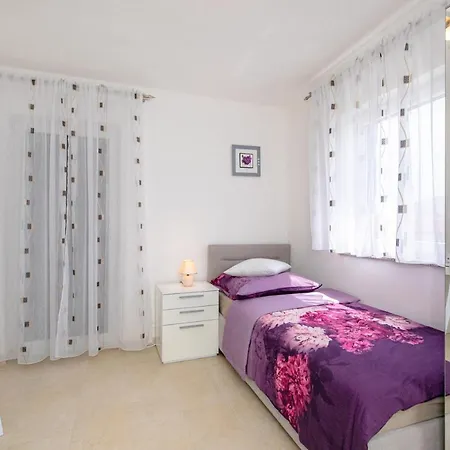 House Zrile With Garden And Jacuzzi