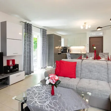 House Zrile With Garden And Jacuzzi Baška