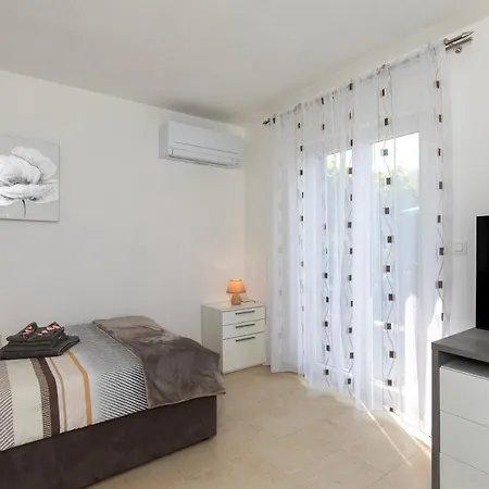 House Zrile With Garden And Jacuzzi *