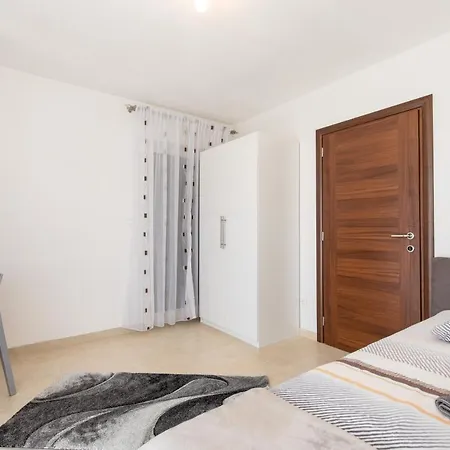 House Zrile With Garden And Jacuzzi Baska (Krk)