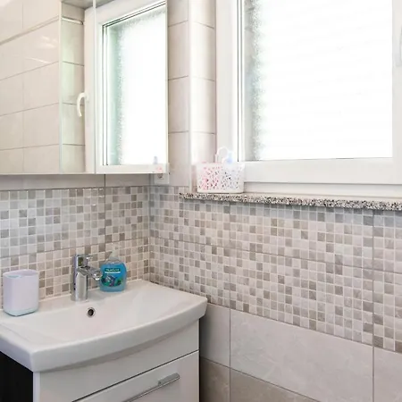 Apartament House Zrile With Garden And Jacuzzi Baška