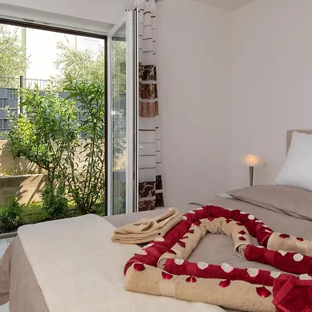 Vikendica House Zrile With Garden And Jacuzzi Baska (Krk)