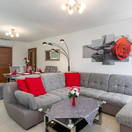 House Zrile With Garden And Jacuzzi