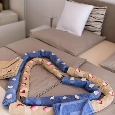 House Zrile With Garden And Jacuzzi Apartamento