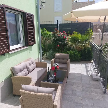 House Zrile With Garden And Jacuzzi Baška