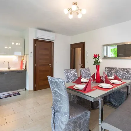 House Zrile With Garden And Jacuzzi Apartamento