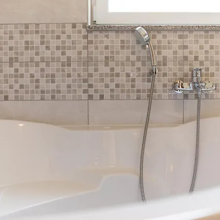 House Zrile With Garden And Jacuzzi Apartament *