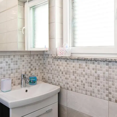 House Zrile With Garden And Jacuzzi *