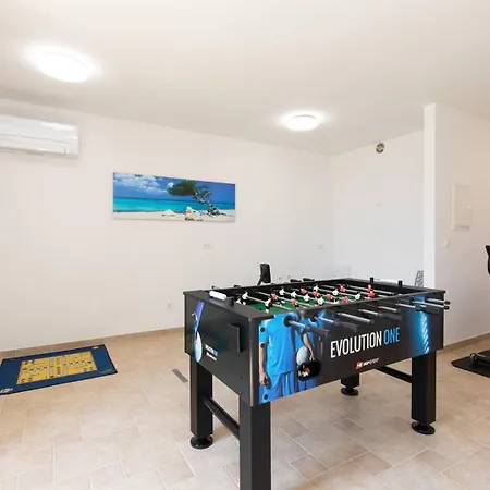 House Zrile With Garden And Jacuzzi