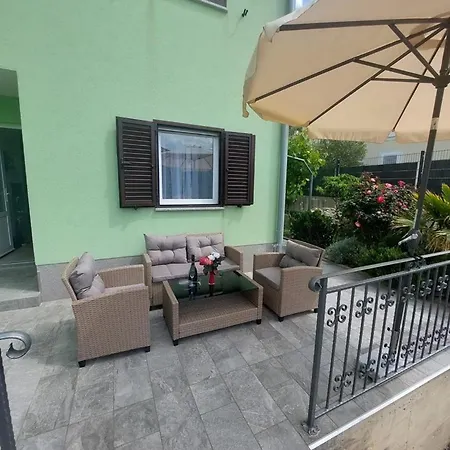 House Zrile With Garden And Jacuzzi Baška