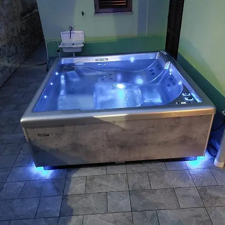 House Zrile With Garden And Jacuzzi *