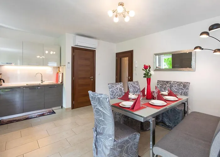 House Zrile With Garden And Jacuzzi Apartment