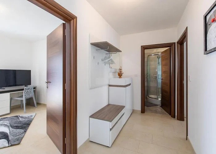 Apartment House Zrile With Garden And Jacuzzi