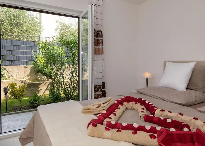 Apartment House Zrile With Garden And Jacuzzi *