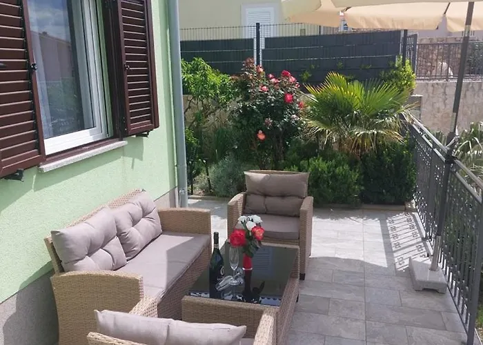 House Zrile With Garden And Jacuzzi Apartment *