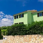 Lejlighed House Zrile With Garden And Jacuzzi