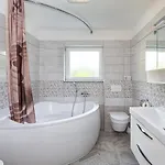 House Zrile With Garden And Jacuzzi Lejlighed *
