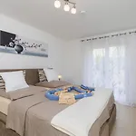 House Zrile With Garden And Jacuzzi Lejlighed