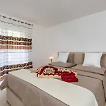 Lejlighed House Zrile With Garden And Jacuzzi Baška