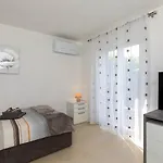 House Zrile With Garden And Jacuzzi Baška
