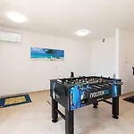 House Zrile With Garden And Jacuzzi