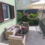 House Zrile With Garden And Jacuzzi Lejlighed *